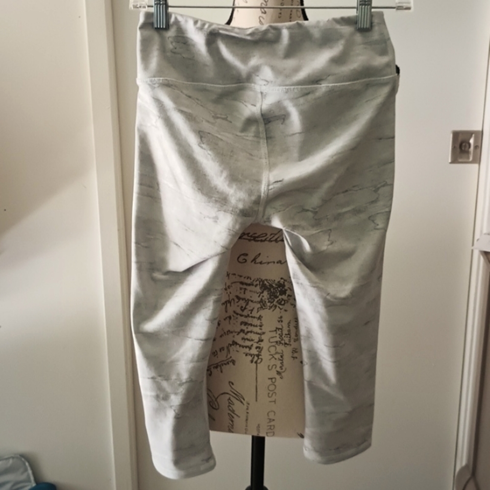 ALO Yoga Light Gray Marble-Print Leggings - Picture 3 of 6